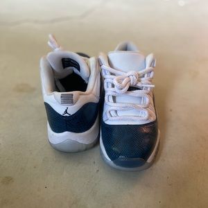 AIR JORDAN 11 LOW. SIZE 6.5